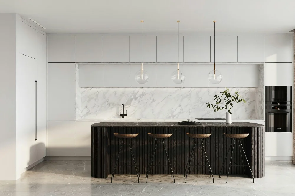 Moderne keuken met wit keukenmeubilair, donker kookeiland, marmeren achterwand en drie ronde hanglampen