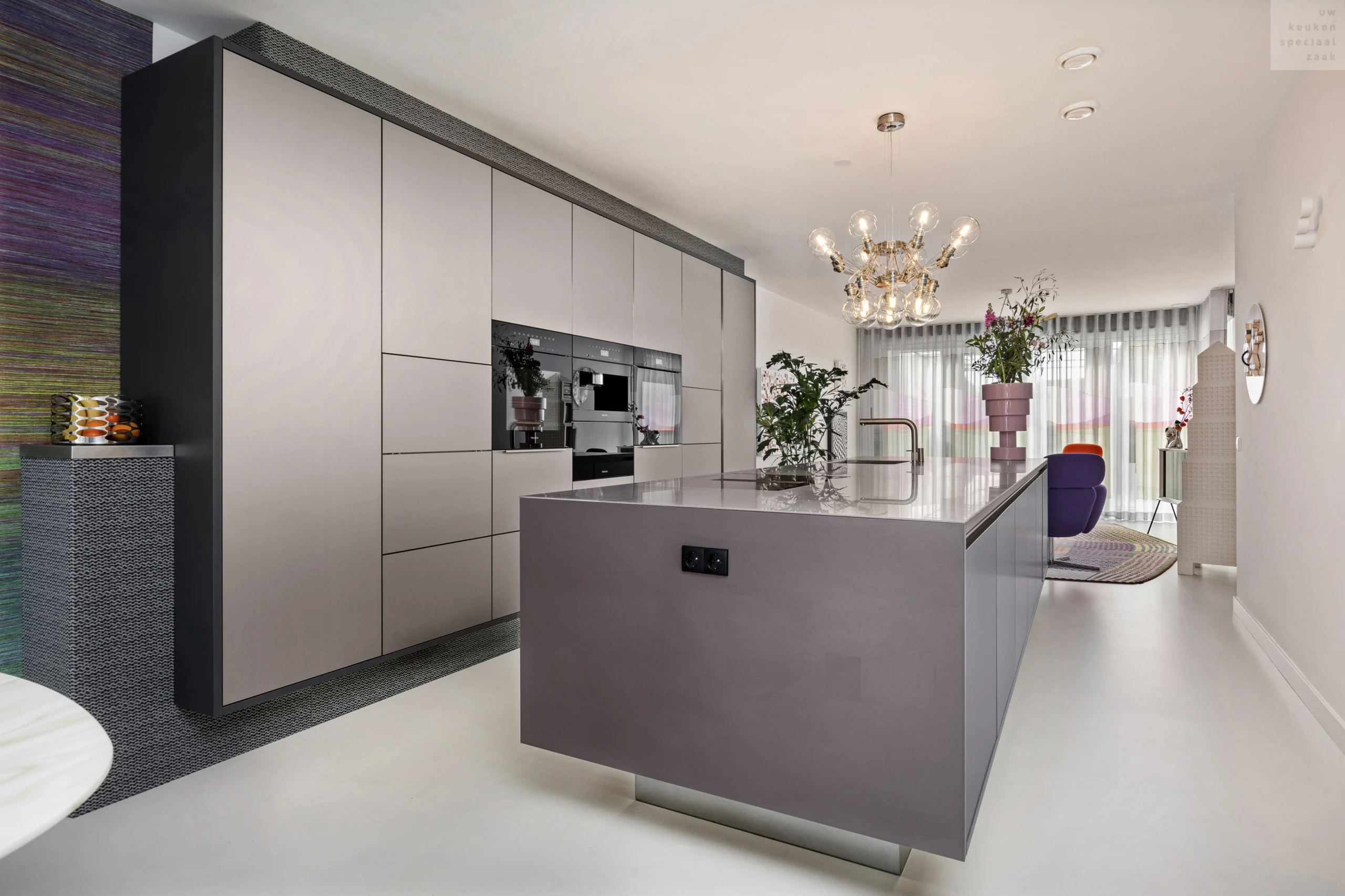 Moderne keuken met grote wandkasten, eiland met licht blad en zwarte oven- en magnetronomlijsting