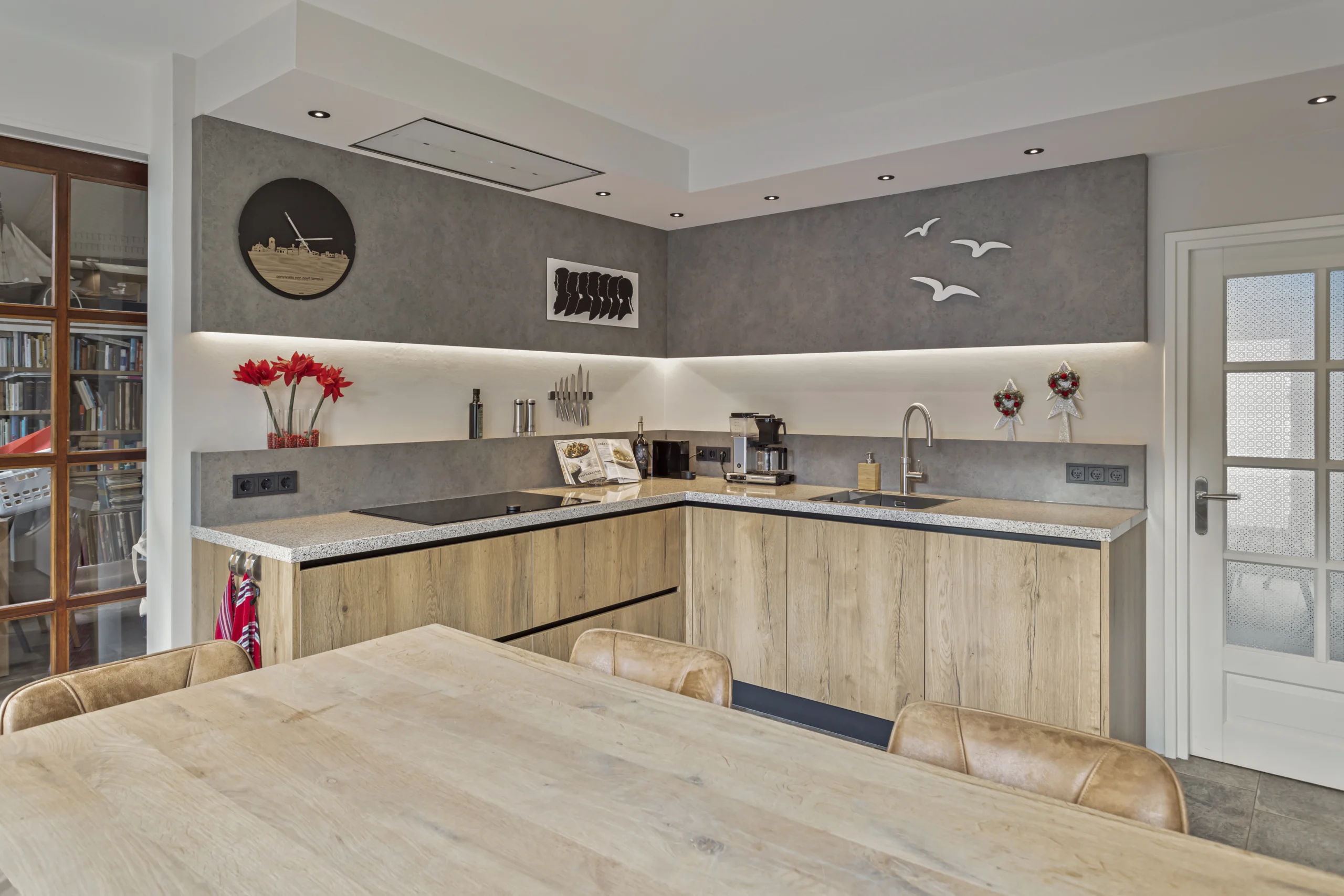 Moderne keuken met hout, grijze wanden, granieten aanrecht en subtiele verlichting